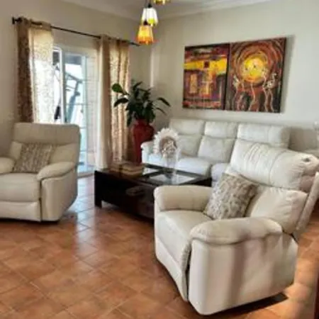 Maravilloso Chalet Con Piscina. بيت للعطل
